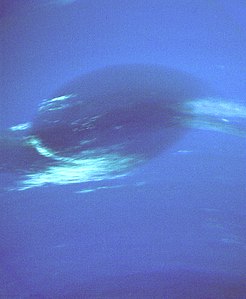 A gran mancha escura nunha imaxe sen calibrar en cor da Voyager 2.