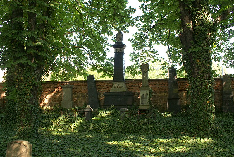 File:New Jewish cemetery in Libeň 25.JPG