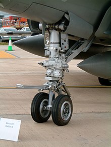 Das verstärkte Bugfahrwerk der Rafale M mit Vorrichtung für Katapultstarts.