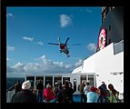 Ein Patient wird bei den Shetland-Inseln ausgeflogen. Der Hubschrauber konnte wegen hohem Wellengang nicht landen und der Patient wurde mit der Winde an Bord geholt.