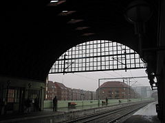Station Nørrebro met de perrons aan de zuidkant gezien uit het stationsgebouw