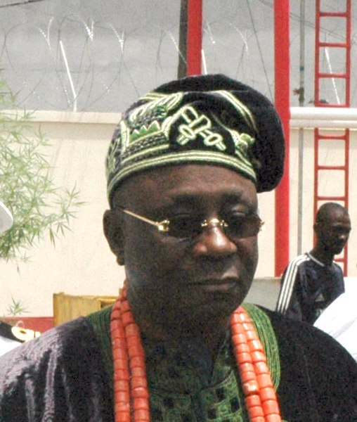 File:Oba Lagos060602-N-8637R-006 (cropped).jpg