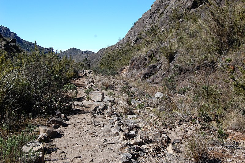 File:Old road to Prateleiras trail^ - panoramio (2).jpg