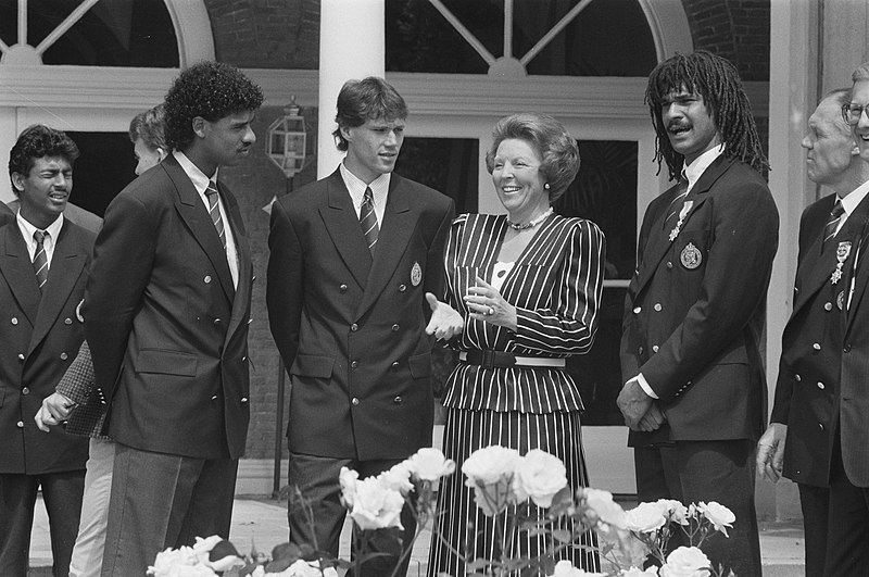 File:Ontvangst Nederlands elftal op Paleis Huis ten Bosch na 1988 v.l.n.r. Rijkaard,, Bestanddeelnr 934-2756.jpg