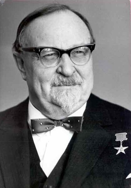 Portrait photograph of Alexander Oparin