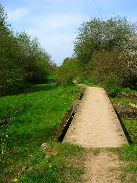 File:Overflow Weir, Wey and Arun Junction Canal - geograph.org.uk - 779247.jpg