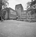 Overzicht voorgevel met toren, school - Hilversum - 20343213 - RCE.jpg