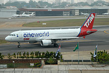 Un Airbus A320-200 di TAM in livrea Oneworld.