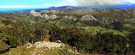 Panoramablick auf die Sierra del Sueve von oben auf El Fito.