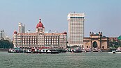 Les hôtels Taj Mahal Palace et Taj Mahal Tower et la Porte de l'Inde, à Bombay. (définition réelle 5 515 × 3 102)