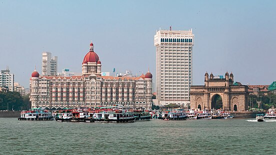 Les hôtels Taj Mahal Palace et Taj Mahal Tower et la Porte de l'Inde, à Bombay. (définition réelle 5 515 × 3 102)