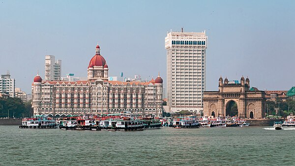 Les hôtels Taj Mahal Palace et Taj Mahal Tower et la Porte de l'Inde, à Bombay. (définition réelle 5 515 × 3 102)