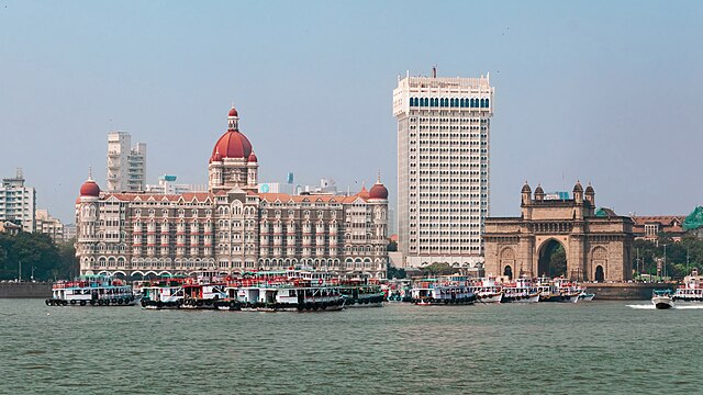 Les hôtels Taj Mahal Palace et Taj Mahal Tower et la Porte de l'Inde, à Bombay.
 (définition réelle 5 515 × 3 102)