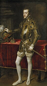 Portrait en pied d'un jeune homme posant dans une riche armure dorée