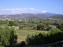 Vista de la plana de la Seu y de la Sierra del Cadí al fondo.