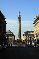 Place Vendôme, París. Aunque la apertura de la avenida central permite una gran perspectiva, es una plaza cerrada con sus cornières. La columna central (Columna Vendôme) imita la Columna Trajana. Su material proviene de los cañones capturados por Napoleón, a quien honra. Fue derribada durante la Comuna de París (1870), suceso del que fue responsabilizado Courbet.