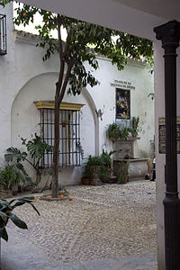 Plaza de la Escuela de Cristo desde el acceso por el callejón Carlos Alonso Chaparro.