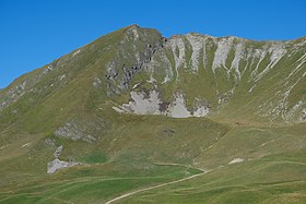A Pointe de Grande Combe vista da borda do Col des Annes ao sudeste.