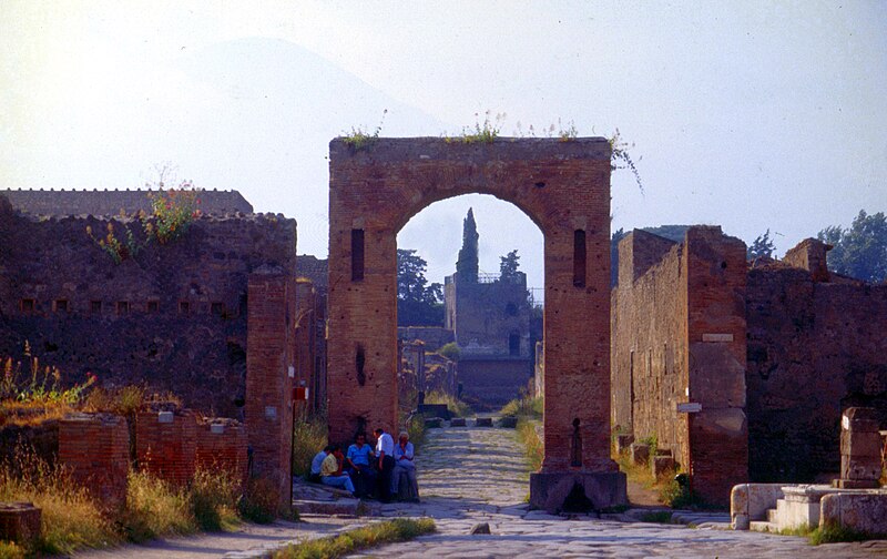 File:Pompeji-122-Tor-1986-gje.jpg