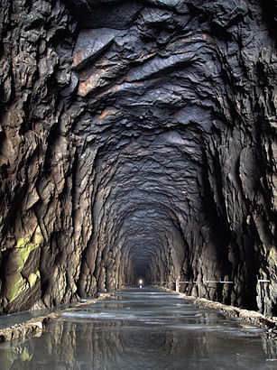 Kuinka päästä määränpäähän Pönttövuoren Tunneli käyttäen julkista liikennettä - Lisätietoa paikasta