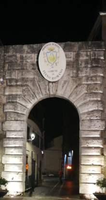Stemma del Comune di Fiano Romano sulla porta di ingresso al borgo medievale
