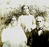 El Rey con su esposa Sālote Lupepauʻu, y su hijo Vuna Takitakimālohi