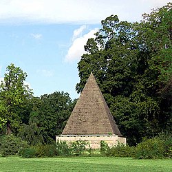 Pyramide Neuer Garten.jpg