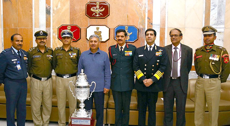 File:Rao Inderjit Singh in a group photograph with the officers of the Border Security Force who received the Republic Day Trophy for Best Marching Contingent, in New Delhi.jpg