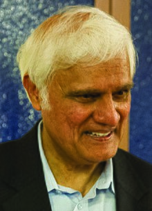 Ravi Zacharias parla alla stazione navale di Guantanamo Bay 130917-A-MS942-255 (ritagliato).jpg