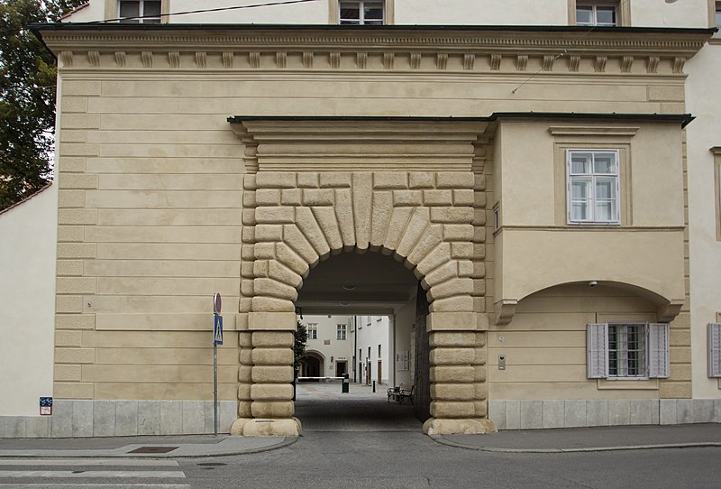 File:Reste der mittelalterlichen Stadtmauer und Burg.jpg