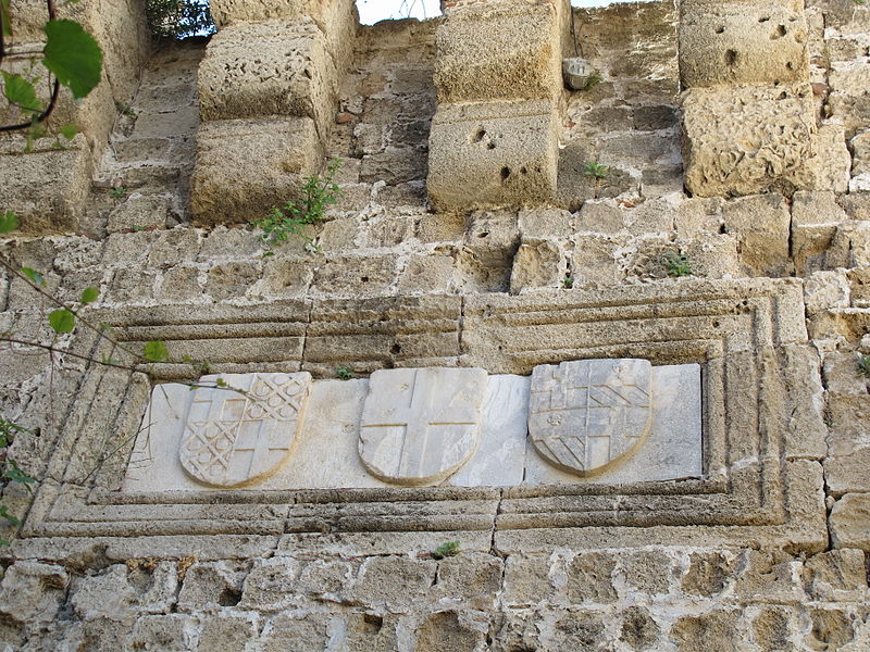 File:Rodi, porta d'arnaldo, stemmi helion de villeneuve e gaimbattista orsini.JPG