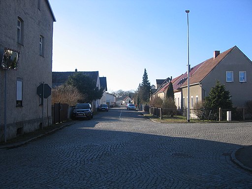 Ruhland, Ernst-Thälmann-Str. südwärts von Kreuzung Rudolf-Breitscheid-Str., Winter, 01