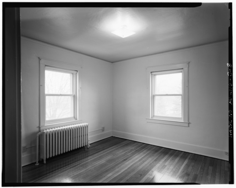 File:SOUTHEAST VIEW, TYPICAL BEDROOM (-253) - Selfridge Field, Building Nos. 246 and 253, 246 Birch Street and 253 Wagner Street, Mount Clemens, Macomb County, MI HAER MICH,50-MTCLE.V,1J-8.tif