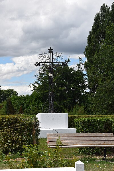 File:Saint-Aubin-en-Bray croix 2.JPG