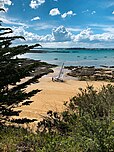 La plage de la Grande Salinette vue depuis le parc du château du Nessay à Saint-Briac-sur-Mer en Ille-et-Vilaine.