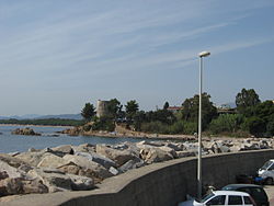 Torre esfensiva medieval en l'actual puerto esportivo de Santa Maria Navarrese, en Baunei