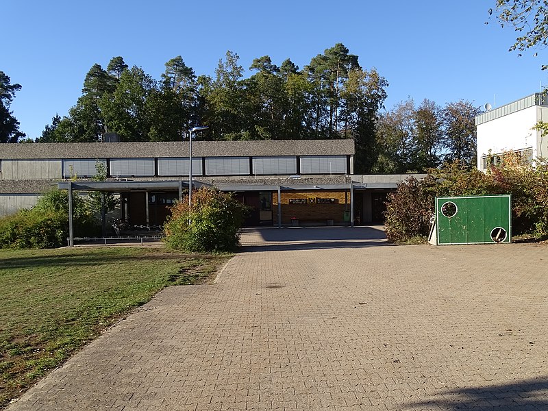 File:Schulgebäude in Neubulach 08.jpg
