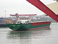 Péniche fluvio-maritime dans le port de Gennevilliers sur la Seine.