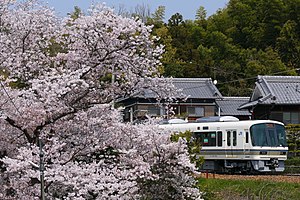 奈良線を走行する221系「みやこ路快速」（2020年4月11日 京都府木津川市山城町付近）