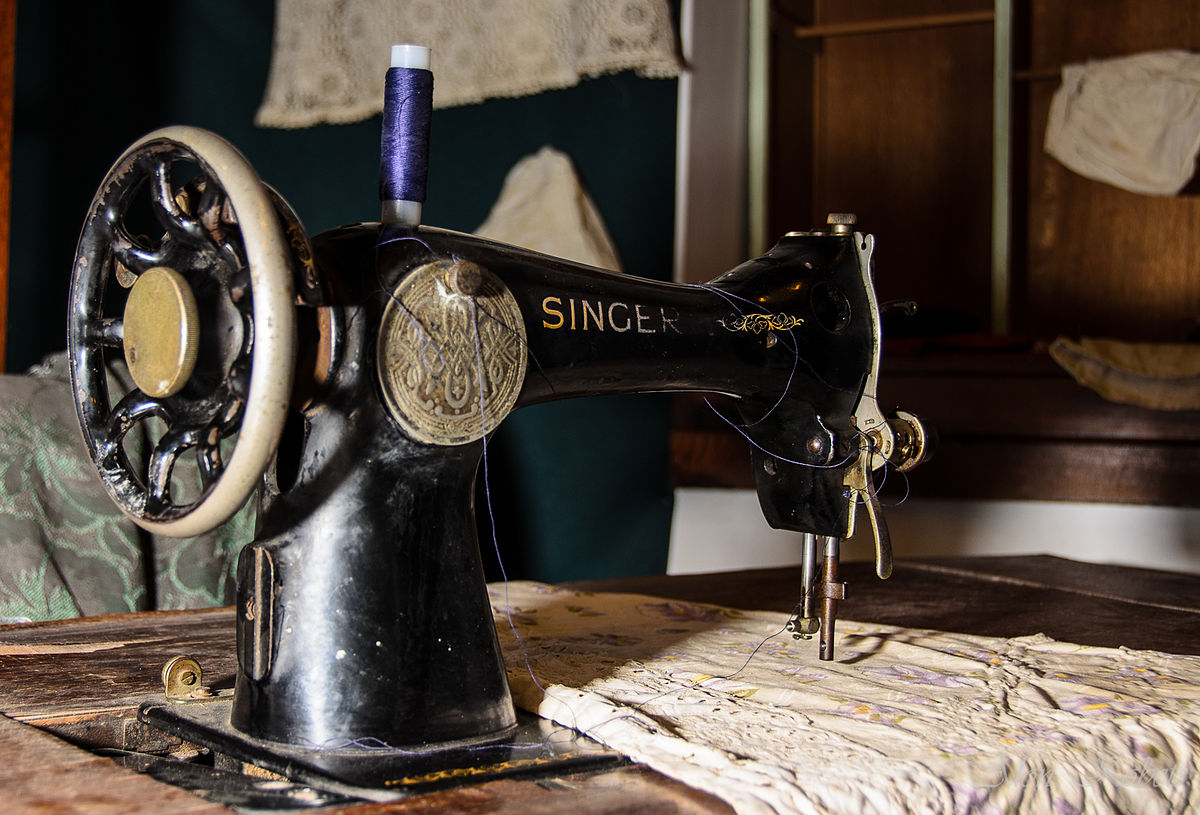 File:Singer sewing machine with a thread on top.jpg - Wikimedia Commons