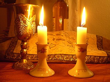 English: Shabbat Candles Deutsch: Schabbatkerzen