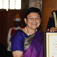 Sheela Balaji menerima Nari Shakti Puraskar (sq dipotong).jpg