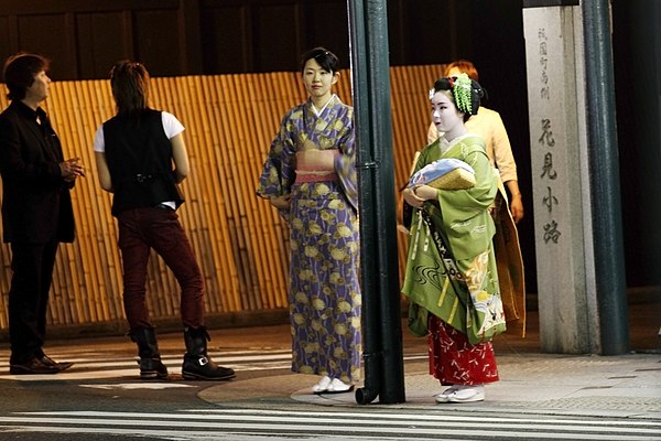 A shikomi (left) accompanying the maiko Takamari of the Kaida okiya in Gion Kobu