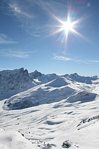 Blick aus Norden vom Piz Martegnas: Crest’Ota (vorne), hinten von links der Piz Forbesch, der Piz Platta, der Piz Cagniel, der Piz Mez und der Usser Wissberg.