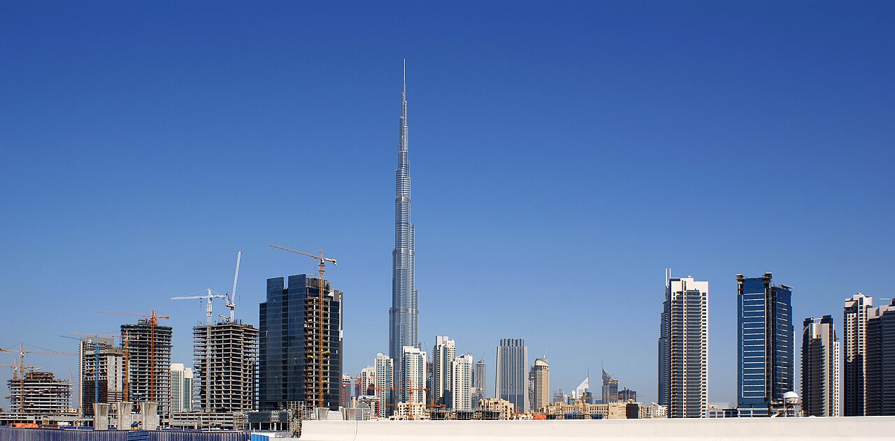 https://upload.wikimedia.org/wikipedia/commons/thumb/d/df/Skyline-Dubai-2010.jpg/1280px-Skyline-Dubai-2010.jpg