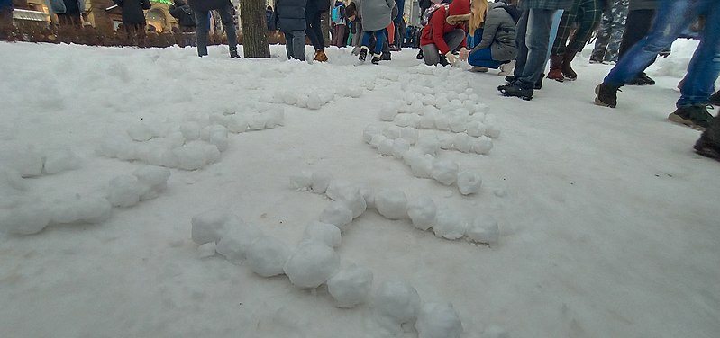 File:Slogan Free Navalny made of snowballs.jpg
