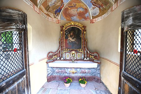 Altar und Teile der Deckenmalerei hinter aufgeklappten Türen