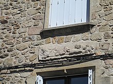 Dans les rues de Saint-Junien, réemploi d'un monument gallo-romain.