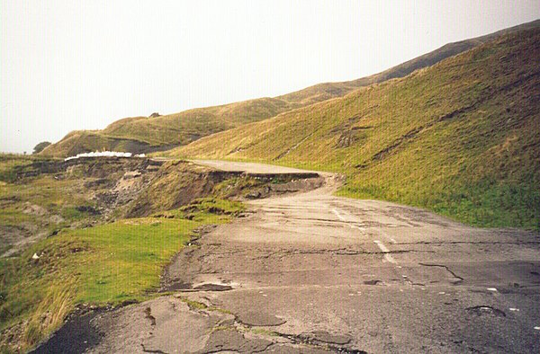 Een door verzakking van de bodem vernietigd stuk weg bij Castleton, Engeland