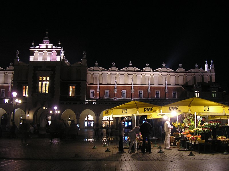 File:Sukiennice in Kraków 4.jpg